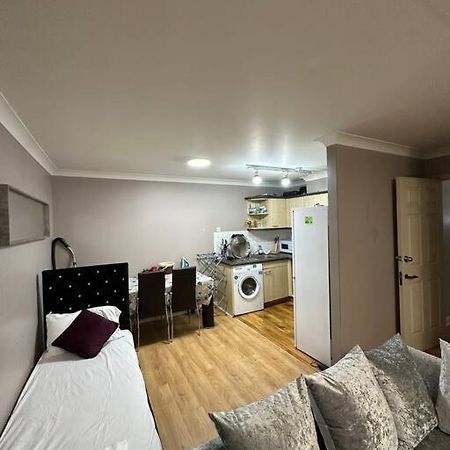A 2 Standard Bedrooms Flat London Bagian luar foto