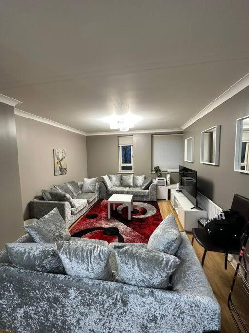 A 2 Standard Bedrooms Flat London Bagian luar foto