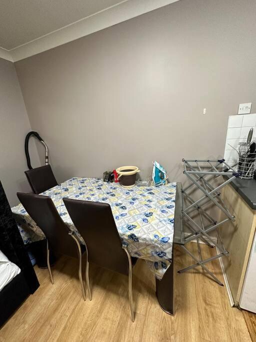 A 2 Standard Bedrooms Flat London Bagian luar foto