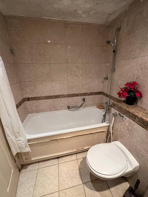 A 2 Standard Bedrooms Flat London Bagian luar foto