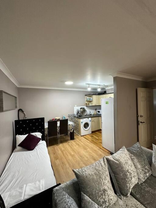 A 2 Standard Bedrooms Flat London Bagian luar foto
