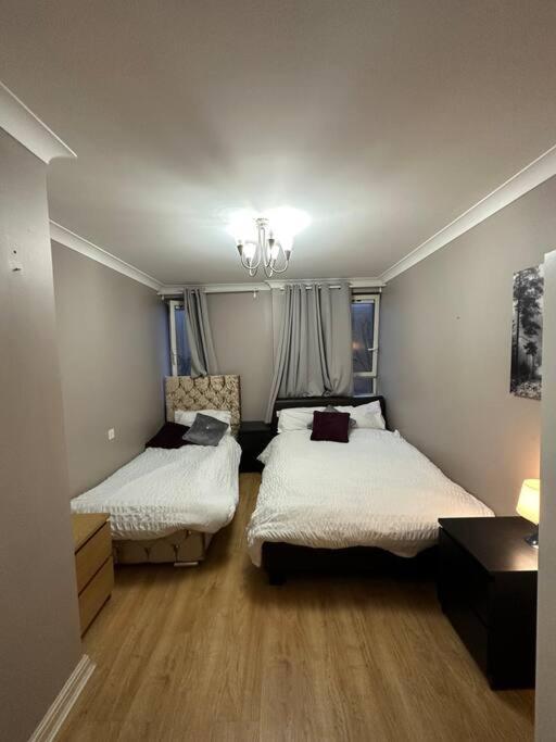 A 2 Standard Bedrooms Flat London Bagian luar foto