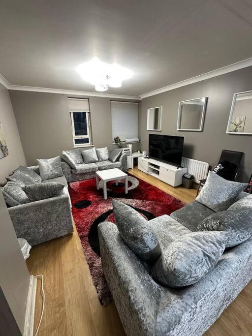A 2 Standard Bedrooms Flat London Bagian luar foto