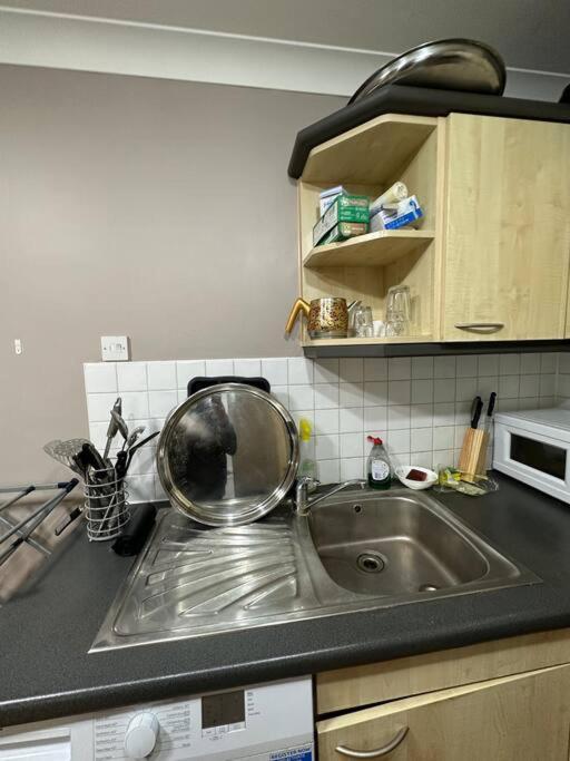 A 2 Standard Bedrooms Flat London Bagian luar foto
