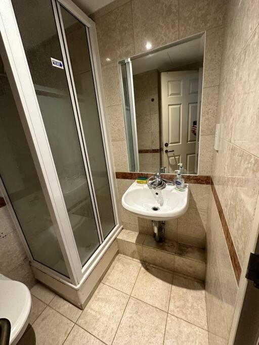 A 2 Standard Bedrooms Flat London Bagian luar foto