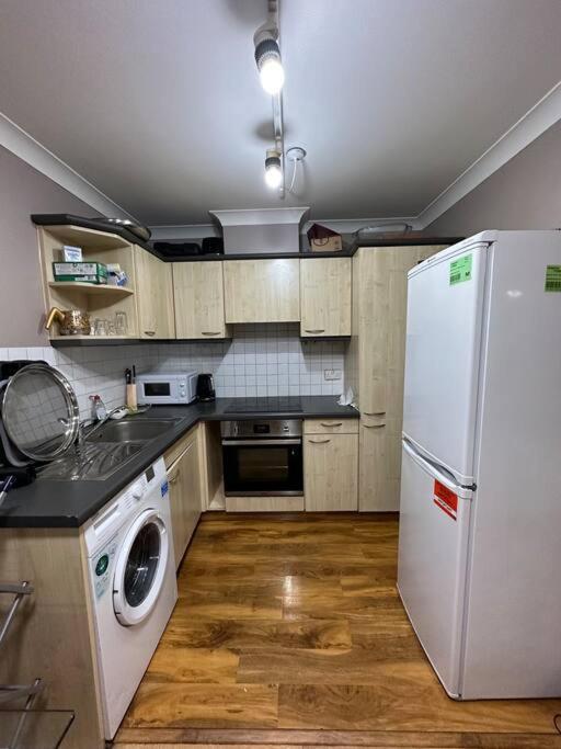 A 2 Standard Bedrooms Flat London Bagian luar foto