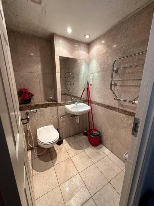 A 2 Standard Bedrooms Flat London Bagian luar foto