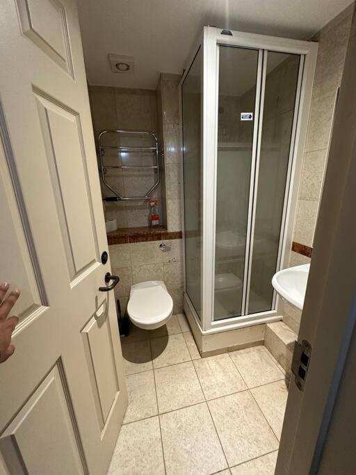 A 2 Standard Bedrooms Flat London Bagian luar foto